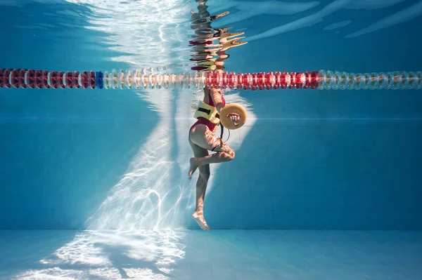 Vrouw Rood Badpak Doet Fitness Oefeningen Het Zwembad — Stockfoto