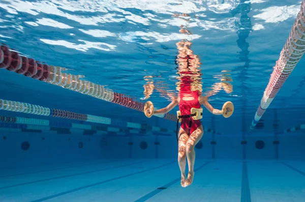 Vrouw Rood Badpak Doet Fitness Oefeningen Het Zwembad — Stockfoto