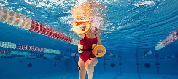 Mulher Vestindo Fato Banho Vermelho Fazendo Exercícios Fitness Dentro Piscina — Fotografia de Stock