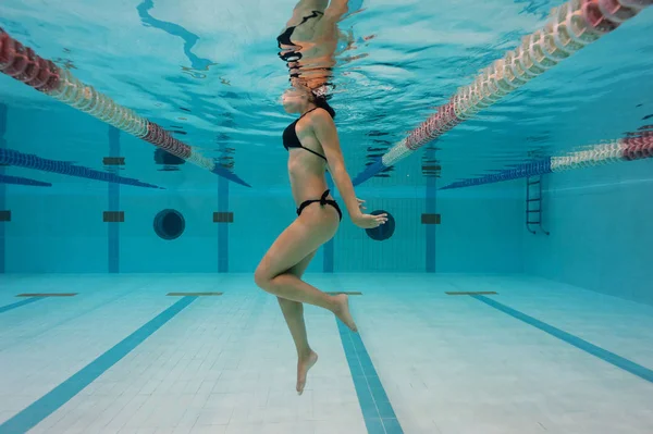 Foto Subaquática Mulher Vestindo Biquíni Preto Piscina — Fotografia de Stock