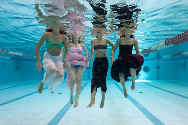 Vrouwen Met Lange Jurken Rokken Onder Water Het Zwembad — Stockfoto