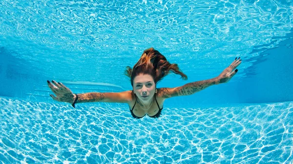 Sexy retrato de mujer tatuada con bikini bajo el agua en swimmi — Foto de Stock