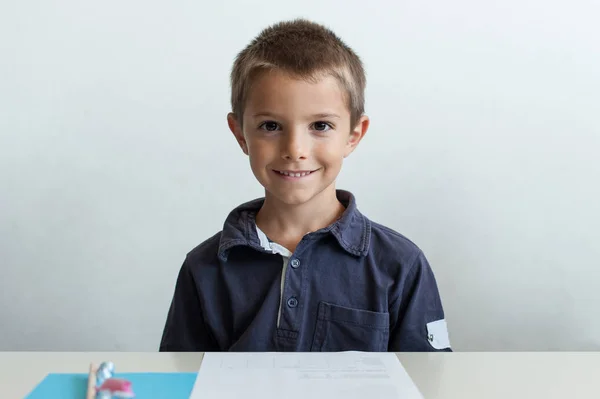 Pierwszy Dzień Szkoły Szczęśliwy Chłopiec — Zdjęcie stockowe
