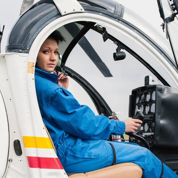 Young Attractive Female Helicopter Pilot — Stock Photo, Image