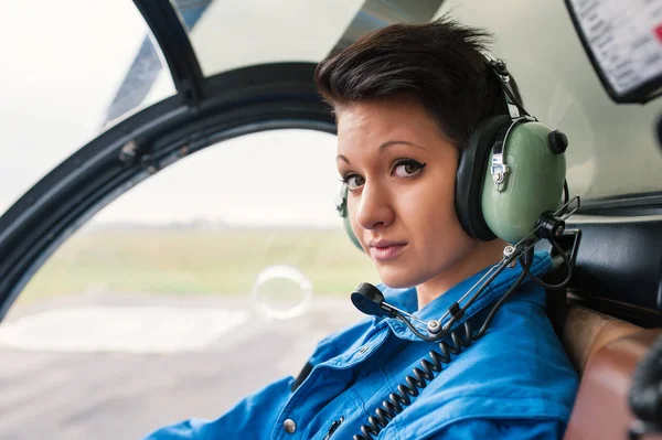 Young Attractive Female Helicopter Pilot — Stock Photo, Image