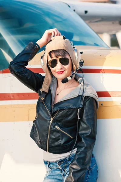 Mladá Žena Pilot Letadla Portrét Přistávací Dráze Filtrovaný Obrázek — Stock fotografie