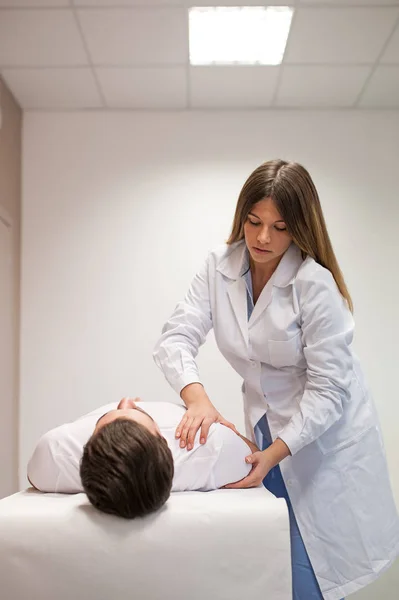 Ärztin Physiotherapeutin praktiziert Massage für ihren Mann tätscheln — Stockfoto