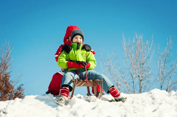 Due Bambini Che Scivolano Con Slittino Sulla Neve — Foto Stock