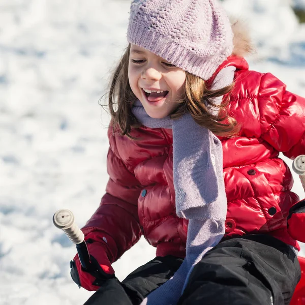 Gros Plan Petite Fille Glissant Avec Bob Dans Neige — Photo