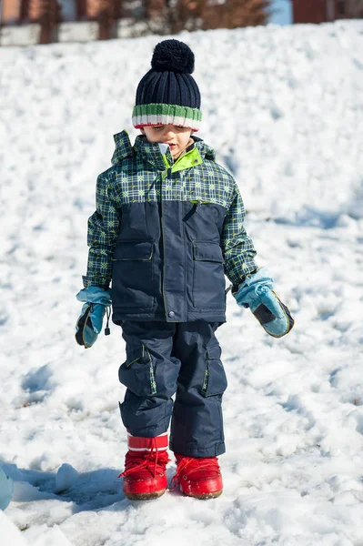 Unga Barn Som Roar Sig Snön Helkroppsporträtt — Stockfoto