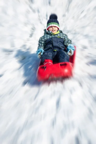 Kleines Kind Rutscht Mit Bob Schnee Bild Mit Radialer Zoom — Stockfoto