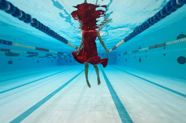 Femme Portant Une Robe Rouge Sous Eau Dans Piscine — Photo