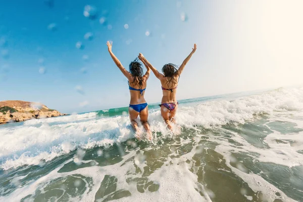 Junge Schwestern Erzählen Wie Sie Sich Sommer Gemeinsam Meer Vergnügen — Stockfoto