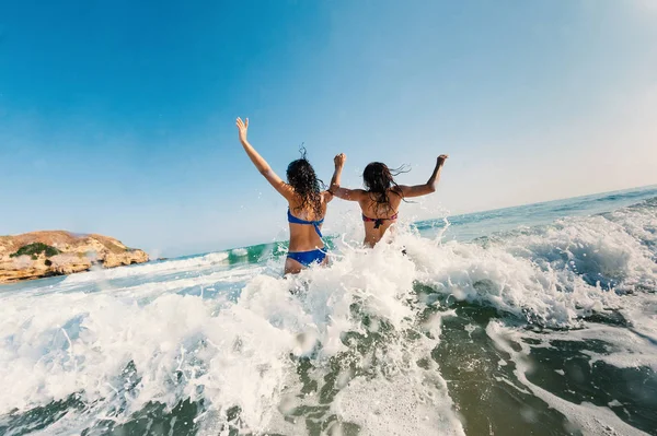 Hermanas Jóvenes Retrato Divirtiéndose Juntas Mar Concepto Estilo Vida —  Fotos de Stock