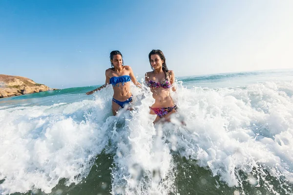 Hermanas Jóvenes Retrato Divirtiéndose Juntas Mar Concepto Estilo Vida —  Fotos de Stock