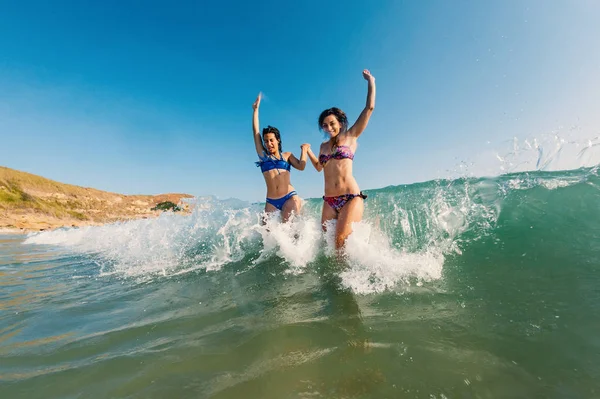 Junge Schwestern Porträtieren Wie Sie Gemeinsam Meer Spaß Haben Lifestyle — Stockfoto