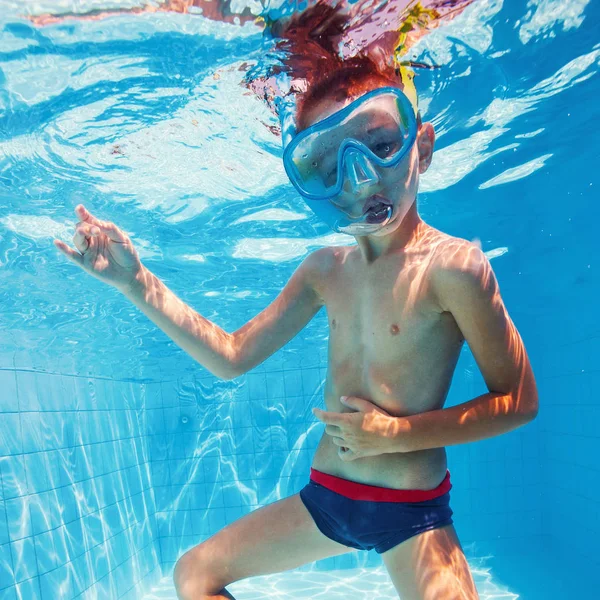 Niño Bajo Agua Piscina Con Máscara —  Fotos de Stock
