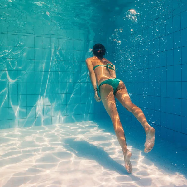Widok Podwodny Kobiety Ubrany Zielone Bikini Pływanie Basenie — Zdjęcie stockowe