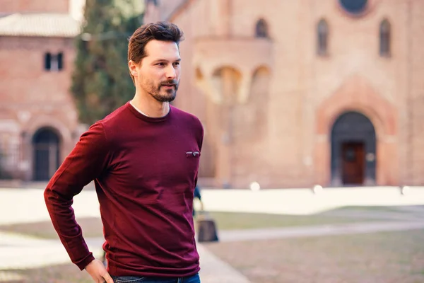 Confident young man close up portrait outdoor in the city center — Stock Photo, Image