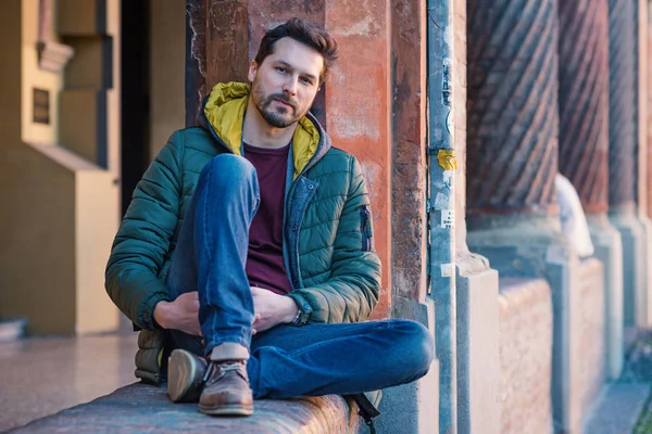 Ontspannen jonge man close-up portret buiten in het centrum van de stad o — Stockfoto