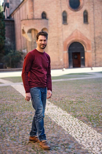 Smiling young man full body portrait outdoor in the city center — Stock Photo, Image
