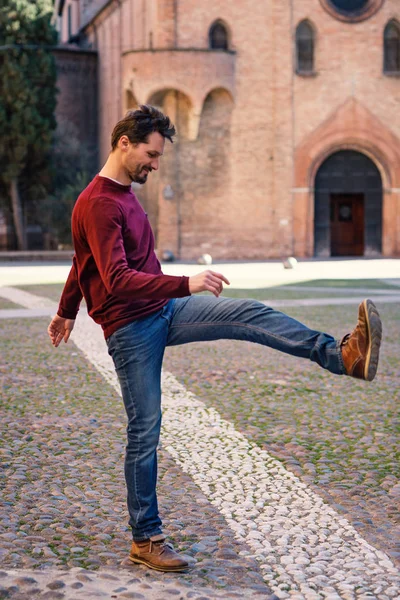 Glimlachende jonge man full body portret outdoor in het centrum — Stockfoto