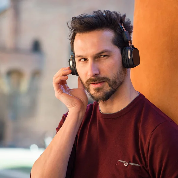 Joven con auriculares de cerca retrato al aire libre en la ciudad — Foto de Stock