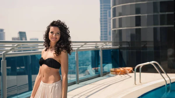在迪拜的游泳池里 身穿比基尼日光浴的年轻女子画像 带有Instagram外观的过滤图像 — 图库照片