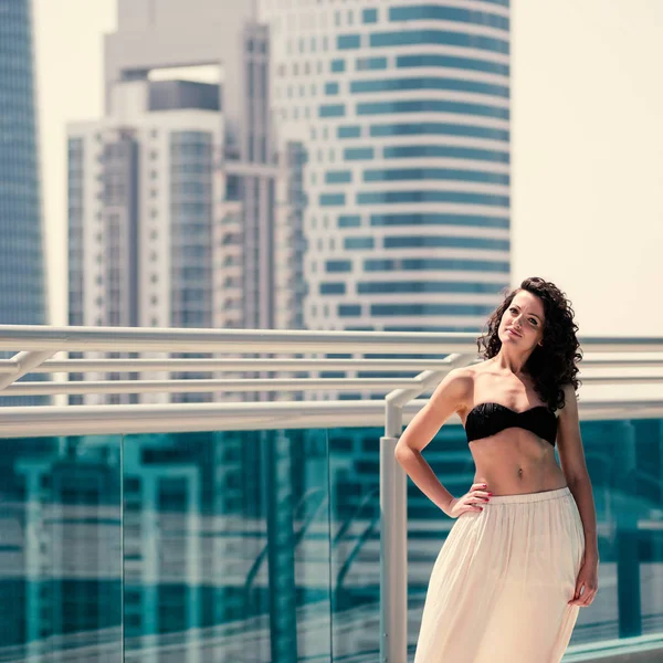 Retrato Mujer Joven Con Bikini Tomando Sol Piscina Dubai Imagen —  Fotos de Stock