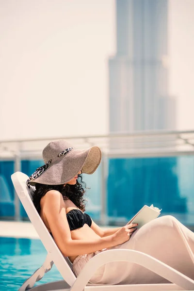 Portrait Jeune Femme Relaxant Lisant Livre Dans Piscine Dubaï Image — Photo