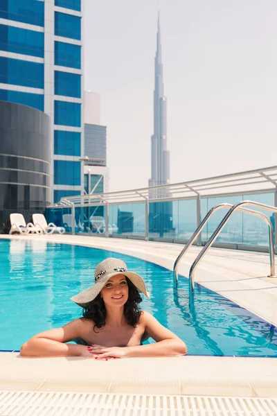 Heureux Portrait Femme Portant Bain Soleil Bikini Dans Piscine Dubaï — Photo