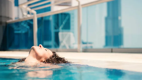 Portrait Jeune Femme Portant Maillot Bain Soleil Dans Piscine Dubaï — Photo