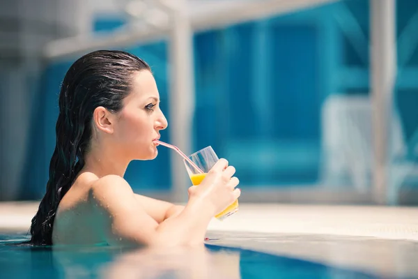 Jeune Femme Portrait Relaxant Prendre Verre Dans Une Piscine Dubaï — Photo