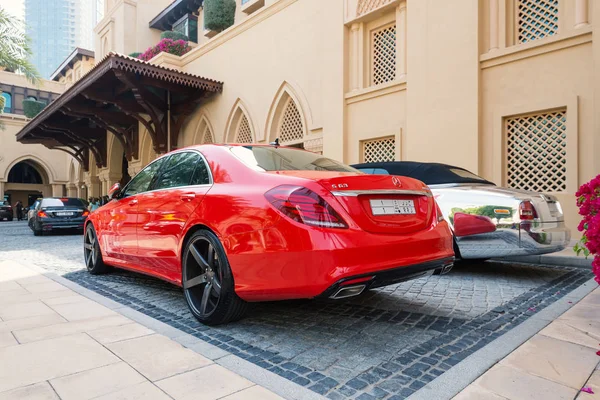 ドバイ アラブ首長国連邦 2014年3月30日 パレスホテルの外に駐車した高級車 — ストック写真