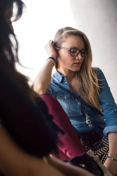 Partial View Friends Spending Time Together — Stock Photo, Image