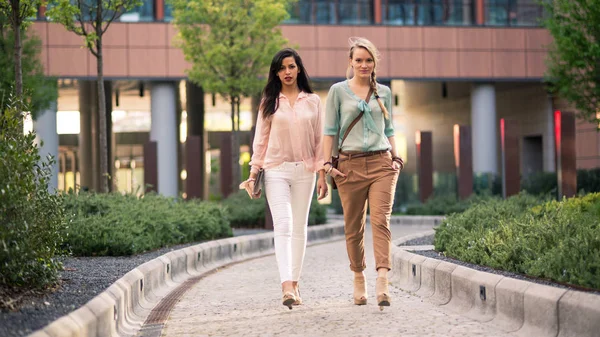 Mujeres jóvenes pareja retrato caminando al aire libre en un parque . — Foto de Stock