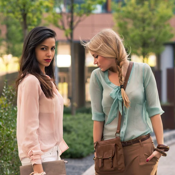 Jonge vrouwen paar portret buiten in een park. — Stockfoto