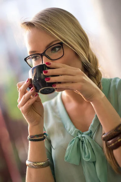 Интимный Портрет Блондинки Пьющей Кофе Кафе Открытом Воздухе Мелкая Глубина — стоковое фото