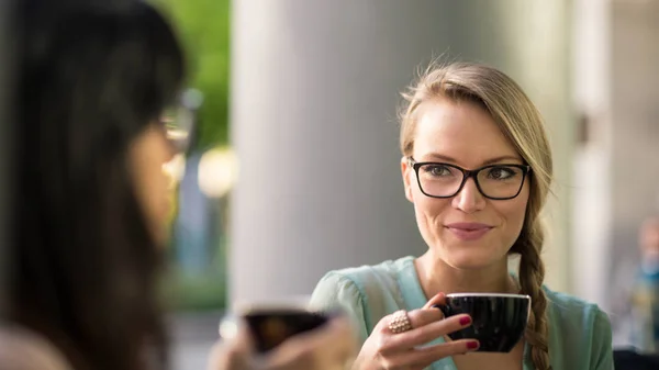 Jeune Femme Blonde Buvant Café Avec Ami Dans Café Extérieur — Photo