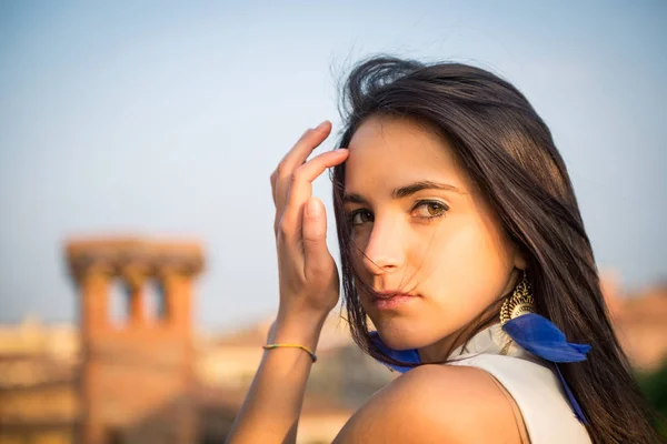 Jovem Mulher Retrato Livre Pôr Sol — Fotografia de Stock