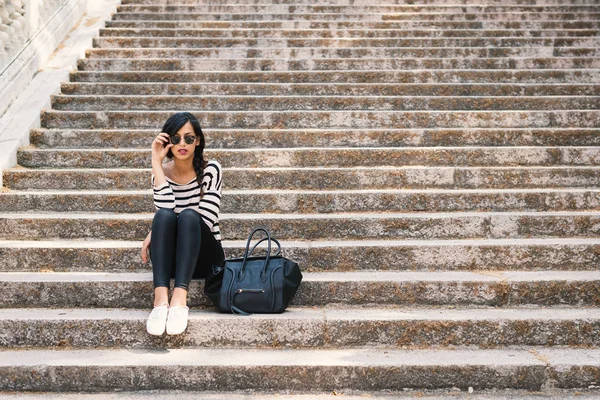 Joven Hermosa Mujer Morena Retrato Aire Libre Sentarse Las Escaleras —  Fotos de Stock