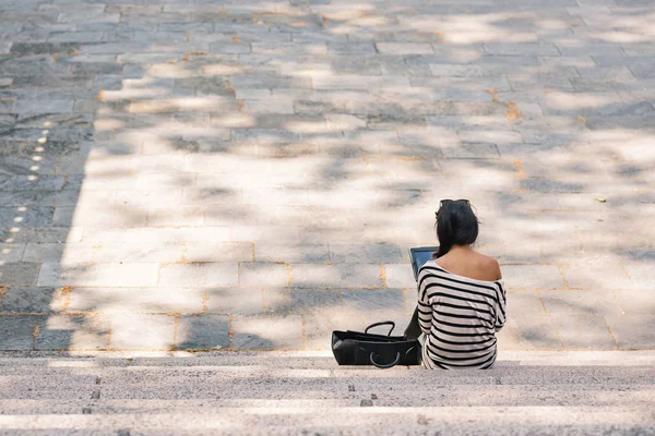 Mujer Morena Joven Usando Tableta Aire Libre Sentarse Las Escaleras —  Fotos de Stock
