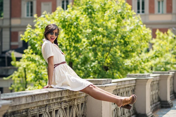 Souriant Beau Portrait Femme Brune Plein Air — Photo