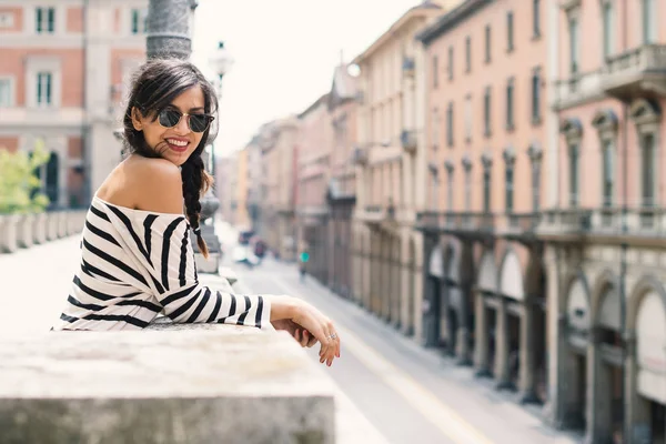 Feliz Hermosa Mujer Morena Retrato Aire Libre — Foto de Stock