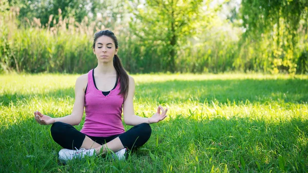 Ung Kvinna Porträtt Öva Yoga Utomhus Park — Stockfoto