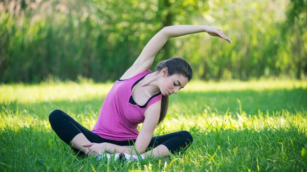Junges Frauenporträt Praktiziert Yoga Freien Park — Stockfoto