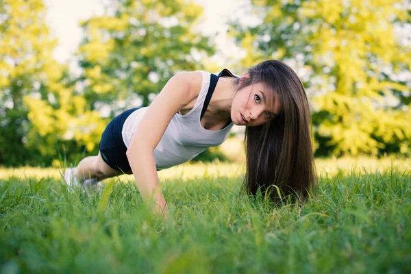 Jovem Mulher Retrato Praticando Empurrar Para Cima Exercício Livre Parque — Fotografia de Stock