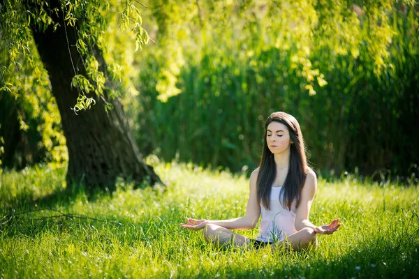 Piękna Młoda Kobieta Robi Jogę Siedząc Pozycji Lotosu Zielonej Trawie — Zdjęcie stockowe