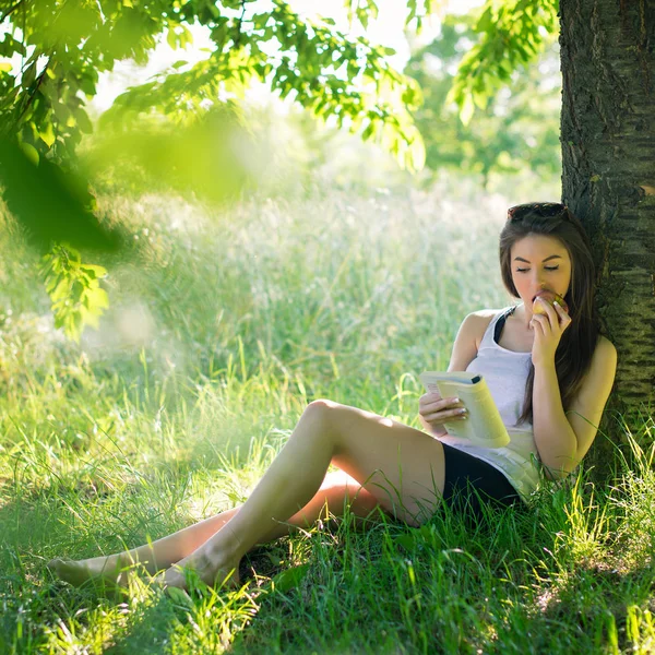Красивая Молодая Женщина Читает Книгу Деревом Парке — стоковое фото
