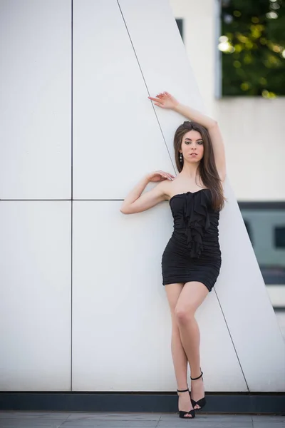 Modern Binanın Önünde Genç Çekici Esmer Kadın — Stok fotoğraf